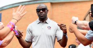 Terrell Owens Knocks out Man at CVS Parking Lot