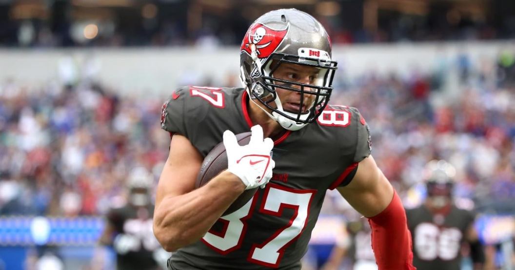 rob-gronkowski-two-teams-nfl-return-viral-tweet.jpg