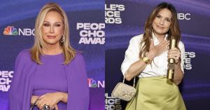 Kathy Hilton Rudely Applies Lip Gloss Behind Mariska Hargitay During People’s Choice Awards Speech