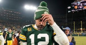 Aaron Rodgers Mocked by NFL Rivals’ Supporters After Missing Playoffs