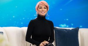 Shania Twain Rocks Pink Hair