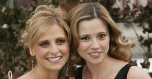 Sarah Michelle Gellar Says Daphne and Velma Had ‘Steamy’ Kiss Cut From ‘Scooby-Doo’