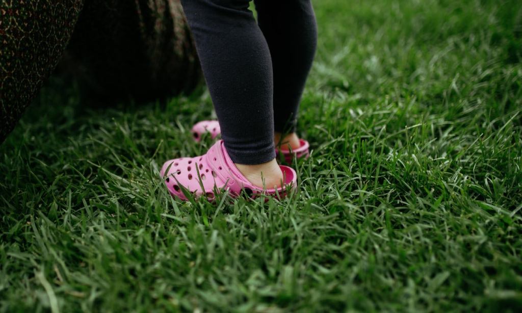 gettyimages-1267464511-crocs-grass.jpg