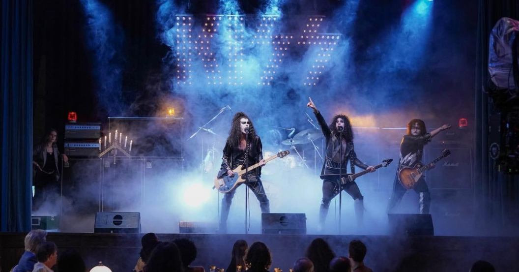 kiss-spinning-gold.jpg