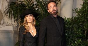 Jennifer Lopez and Ben Affleck Share a Kiss on Red Carpet