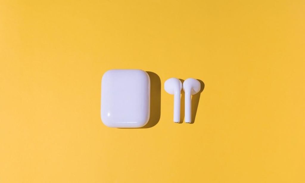 gettyimages-1319330177-airpods-apple-amazon-deals.jpg