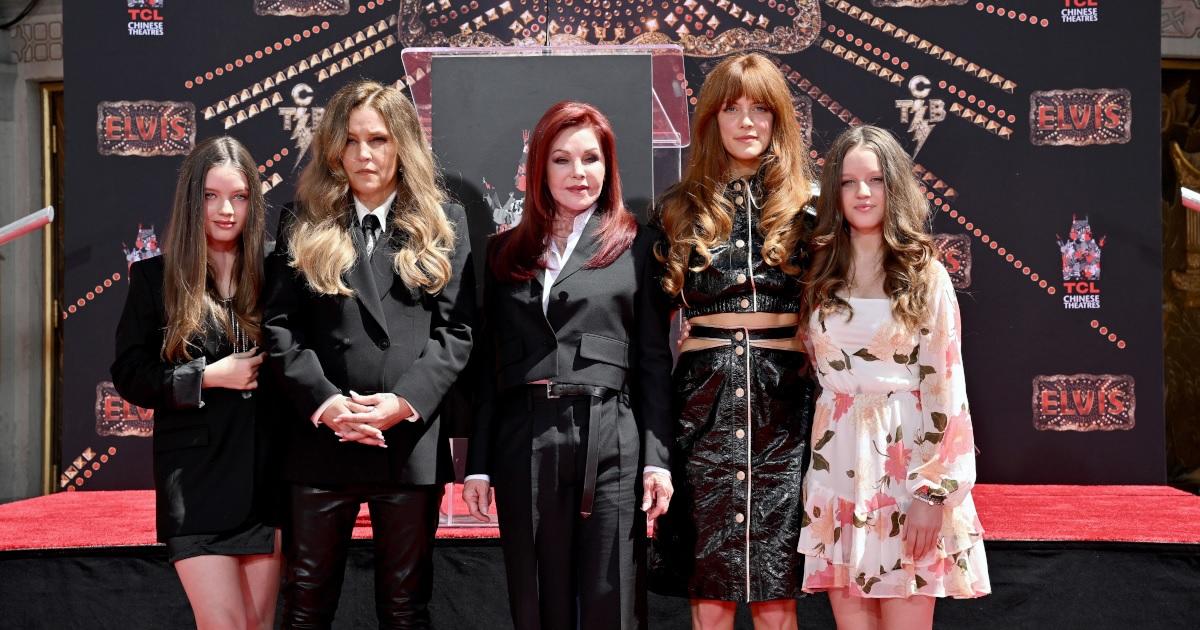 Riley Keough Recalls Finding Mom Lisa Marie Presley Crying on the Floor(01)