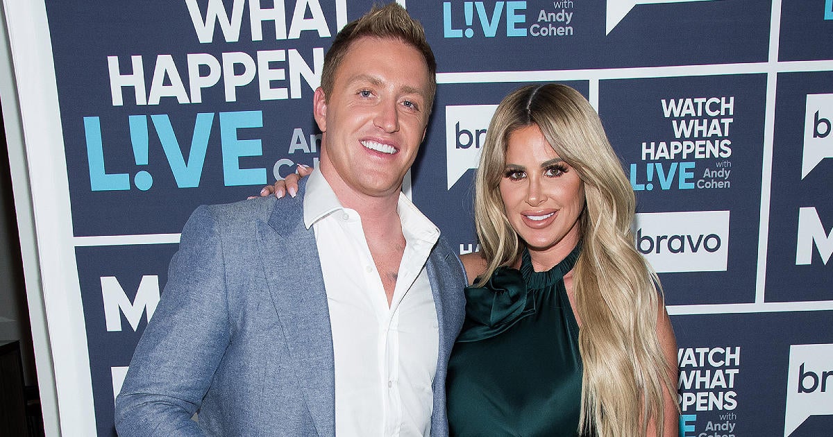 Kim Zolciak Wears Her Wedding Ring in New Selfie After Calling Off Kroy