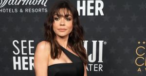 Sarah Hyland Says ‘Modern Family’ Bosses ‘Insisted’ She Wore Heels While on Dialysis and in ‘Excruciating Pain’