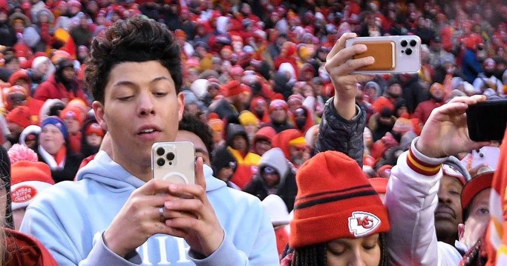 jackson-mahomes-chiefs-game-battery-case.jpg