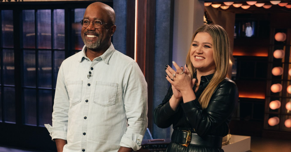 Kelly Clarkson Surprises Darius Rucker With CMA Humanitarian Of The ...