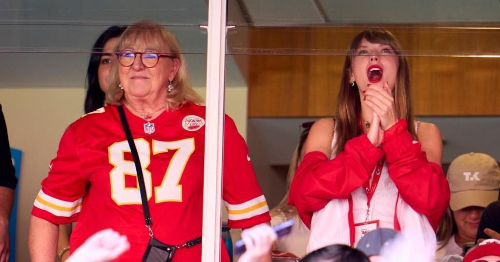 taylor-swift-travis-kelce-mom-chiefs-game.jpg