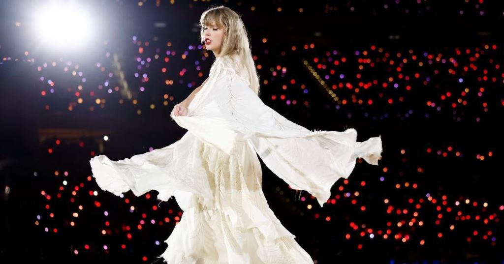 taylor-swift-la-night-1-folklore-era.jpg