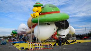 Underinflated Snoopy Balloon Sparks Droopy Jokes at Macy’s Thanksgiving Day Parade