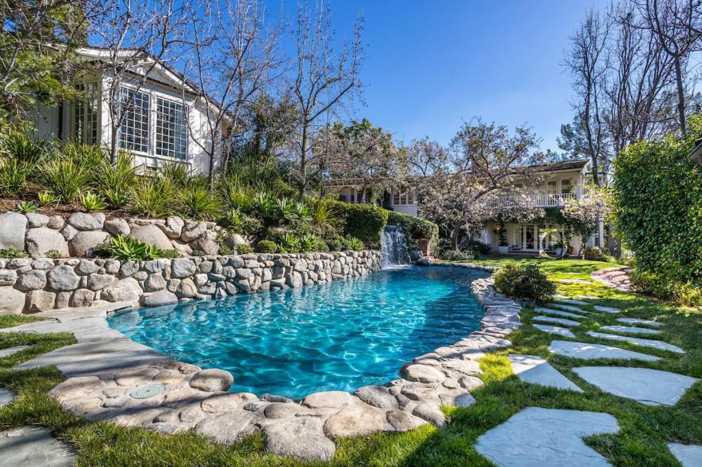 jim-carrey-home-pool.jpg