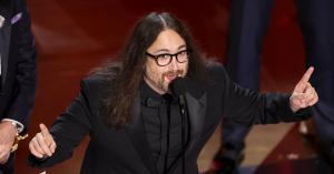 Sean Lennon Uses Oscar Win to Wish Mom Yoko Ono a Happy Mother’s Day