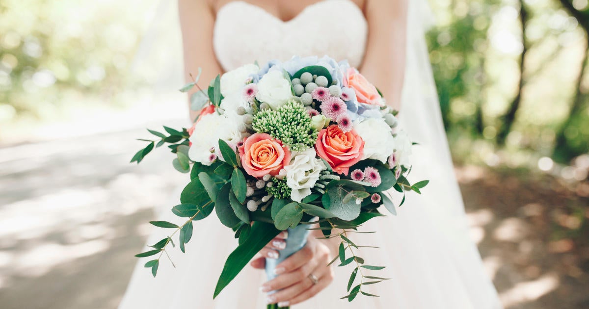 Controversial Country Singer Weds in Spain