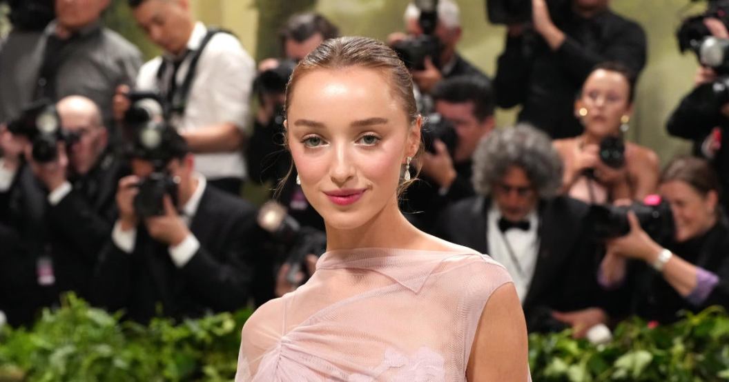 phoebe-dynevor.jpg