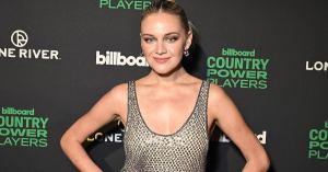 Kelsea Ballerini Reveals Special Memories Tied to Frank Sinatra’s Music, and We’re Tearing Up