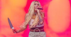 Kesha’s Prop Knife Was Swapped out With Real One During Lollapalooza Performance