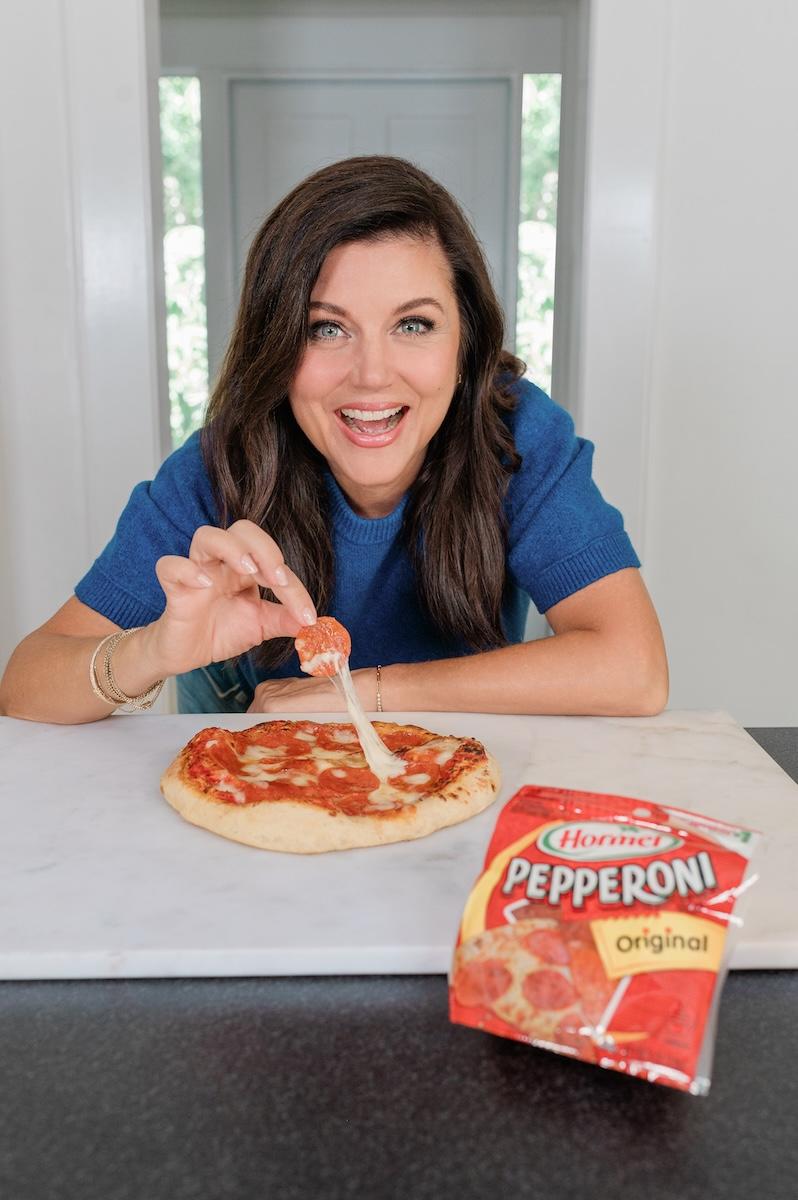 tiffani-thiessen-hormel-pepperoni-pizza.jpg