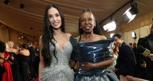 Lip Reader Reveals Whoopi Goldberg’s Blunt Response After Demi Moore Asked for a Photo at the Oscars