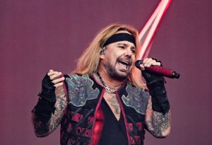 Mötley Crüe’s Vince Neil to Undergo ‘Medical Procedure,’ Band’s Residency Postponed