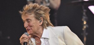 Rod Stewart Gets Incredible Surprise While Accepting Lifetime Achievement Award at AMAs