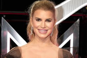 Jessica Simpson Wears All Lace as She Makes 1st VMAs Appearance in 19 Years