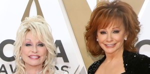 Reba McEntire Slams Fake AI Photos of Her at Dolly Parton’s Deathbed