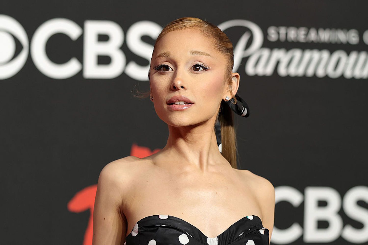 Ariana Grande Reveals Injury Amidst Tour
