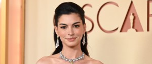 Fashion Icon Joins Anne Hathaway at Oscars Ahead of ‘The Devil Wears Prada 2’ Release