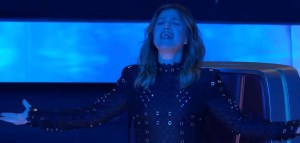 Kelly Clarkson Breaks Down in Tears on ‘The Voice’