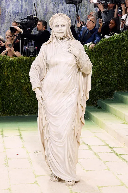 Heidi Klum's Extreme Met Gala Look Rivals Her Halloween Costumes ...