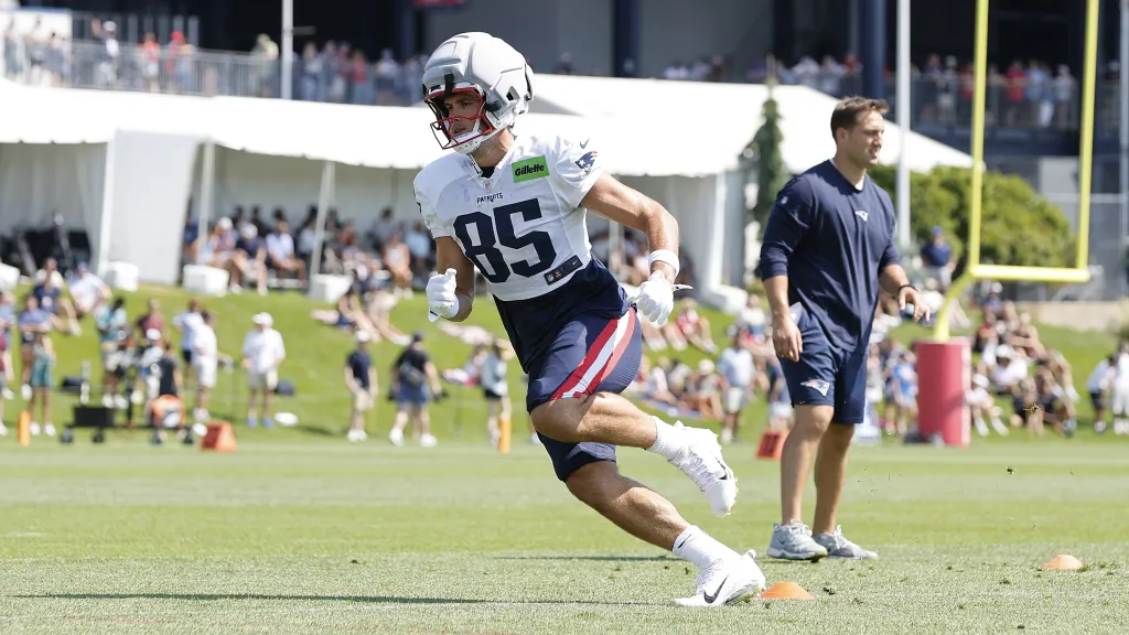 Patriots Lock Up Tight End After Waiving Receiver With Injury Designation