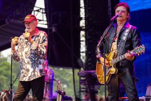 Beach Boys Legend Worries Fans After Concerning Concert Appearance Alongside John Stamos